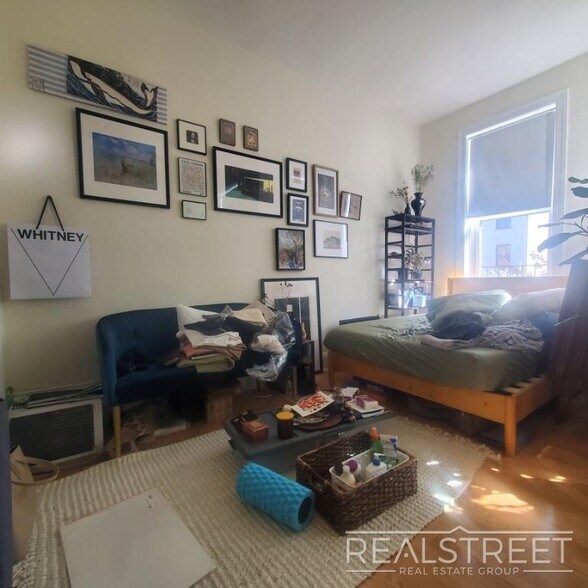 Building Photo - Spacious Sunny South Facing Studio One Block from Promenade