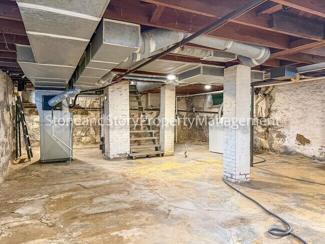 Building Photo - 2 bedroom 1 bath near the hospitals