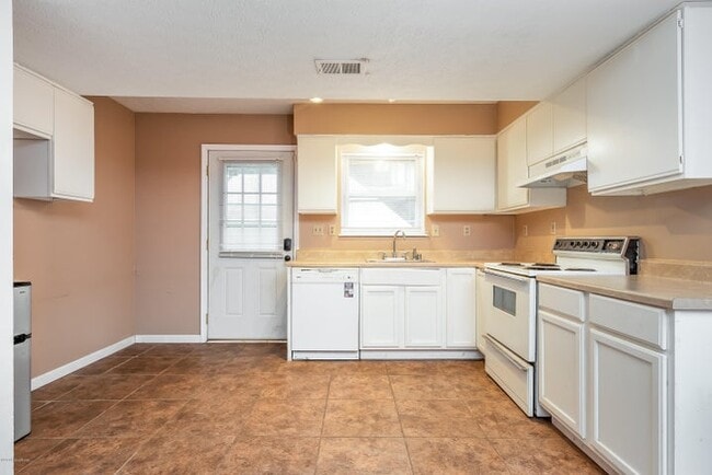 Building Photo - 340 Hillcrest Dr