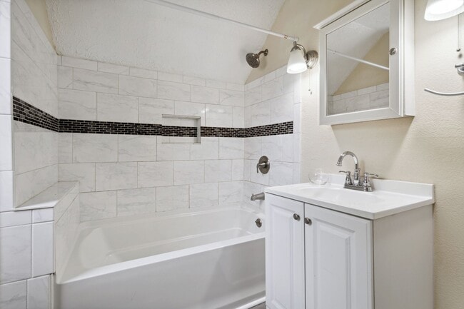 Building Photo - 3307 Kenmore Dr