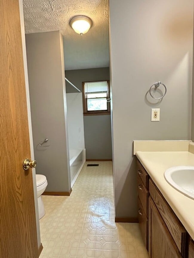 Building Photo - Walnut Grove House 3 Bedroom 1 Bath + covered car port!