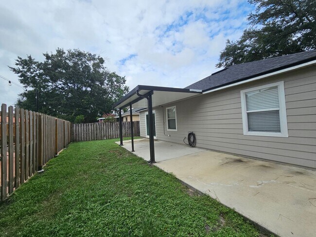 Building Photo - 3/2 Home in Palm Grove