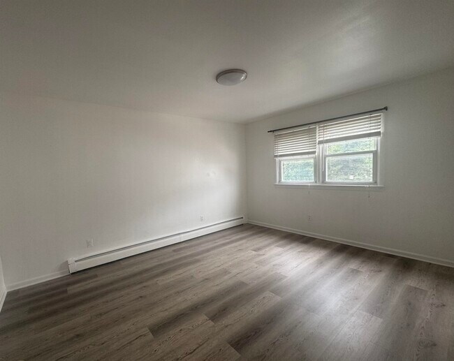 Building Photo - 121 Mallory Ave