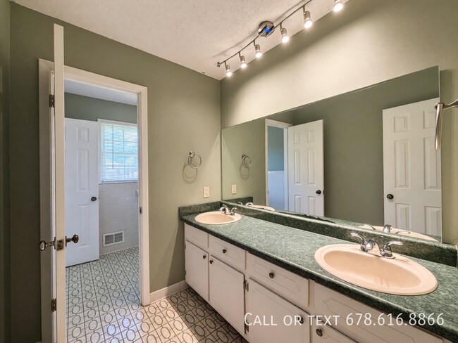 Building Photo - 2666 S Lakeview Dr SW