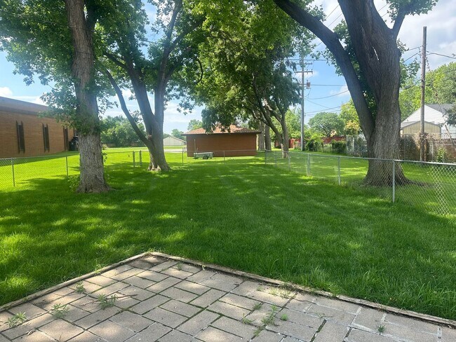 Building Photo - 537 Memorial Dr