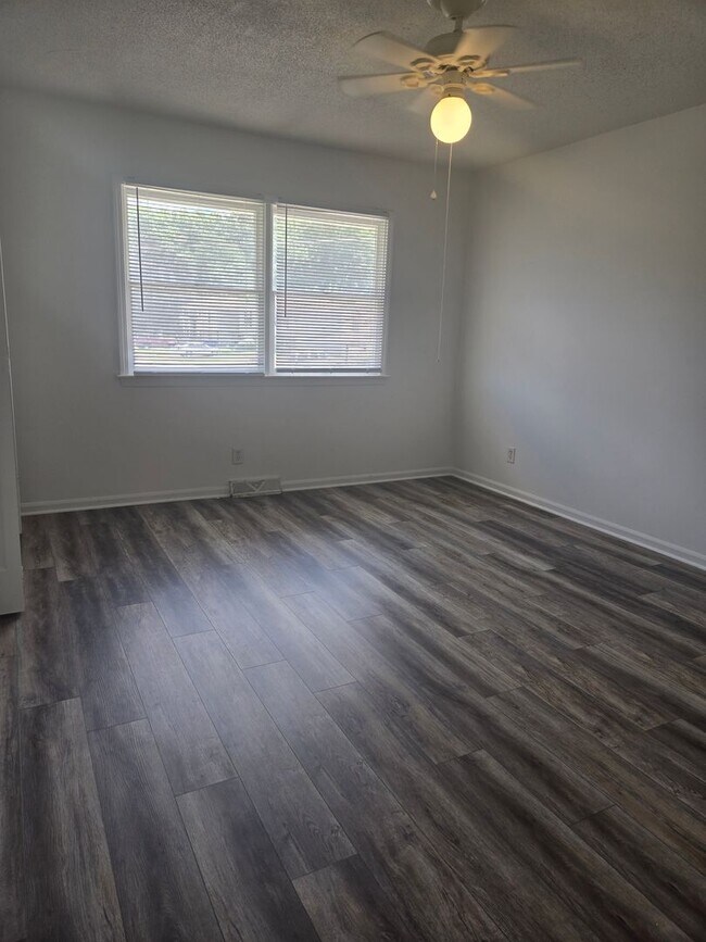 Building Photo - 627 N Iowa St