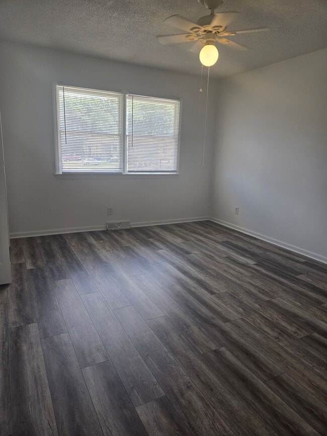 Building Photo - Olathe half duplex 3 Bedroom/2 bath/2 Living areas!