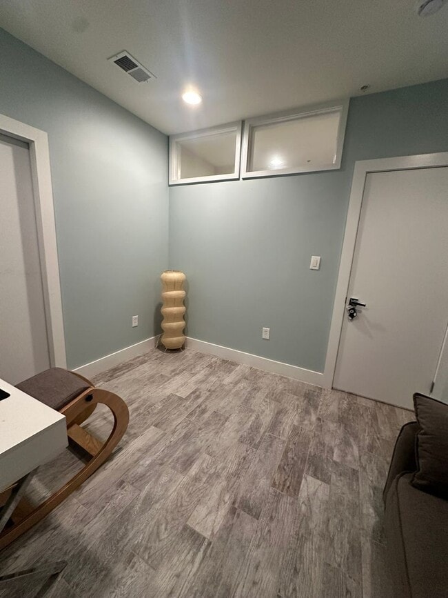 Building Photo - 1 Bedroom, 2 Bath Condo