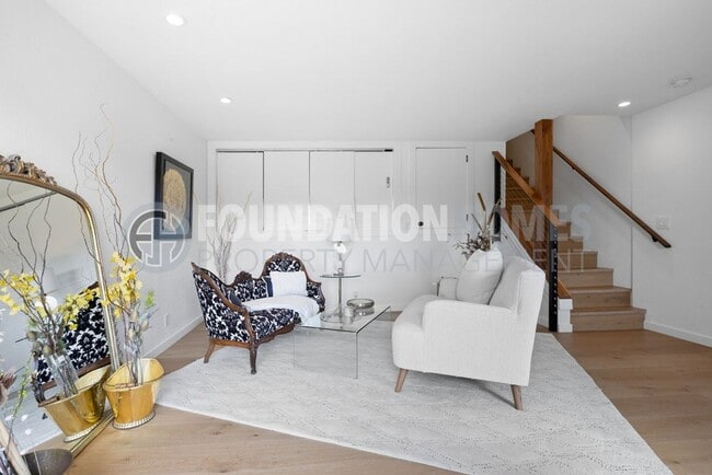 Building Photo - Modern View Condo Steps from Trails & Gold...