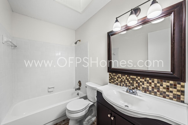 Building Photo - AVAILABLE NOW... 3/2 in Destin!!