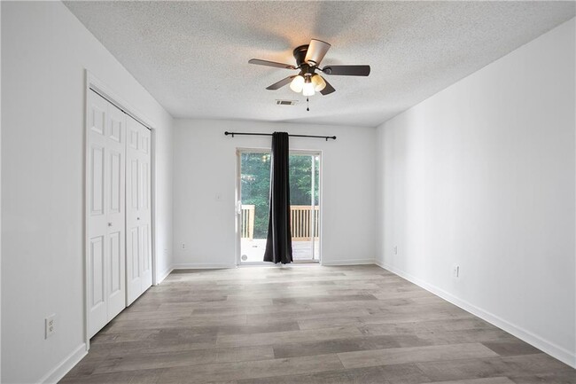 Building Photo - 6714 Lakewood Dr