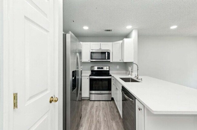 Building Photo - Charming 3-Bed, 2-Bath Townhome!