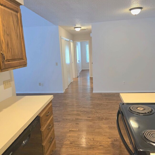 Building Photo - 2 Bed / 2 Bath / 2-Car Garage Duplex in a Great Nixa Neighborhood!