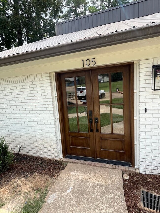 Building Photo - 105 Golf Clb Dr