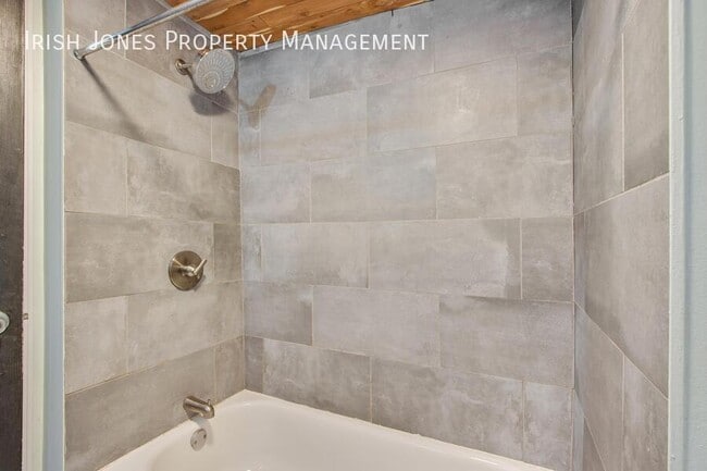 Building Photo - 5875 Lakeview Terrace