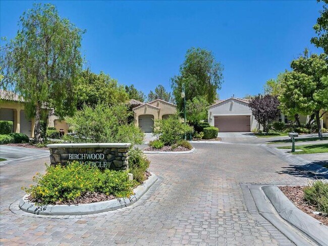 Building Photo - Luxury living in guard gated Resort Villas...