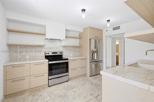 Building Photo - 2575 S Bayshore Dr