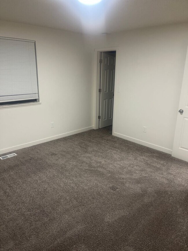 Building Photo - Available Now-4BR/2BA SINGLE FAMILY HOME