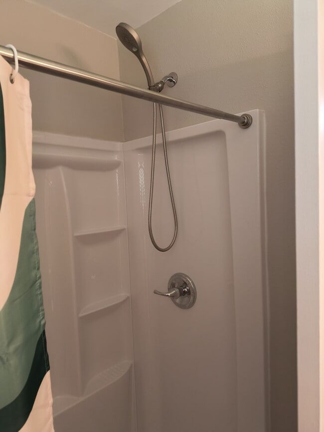 Building Photo - GORGEOUS REMODELED 3 BEDROOM 2 BATH