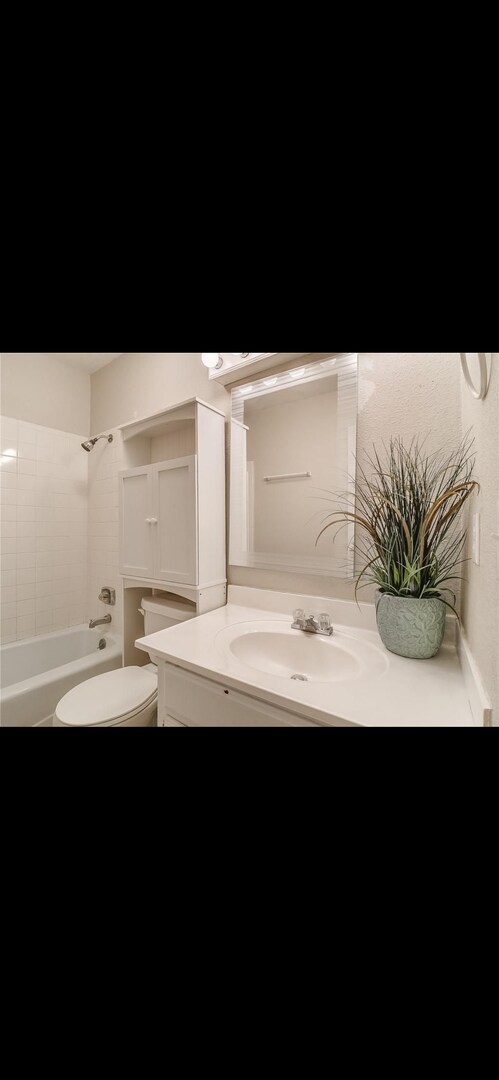 Building Photo - Perfect Duplex in Quiet, Cozy Shadowlake