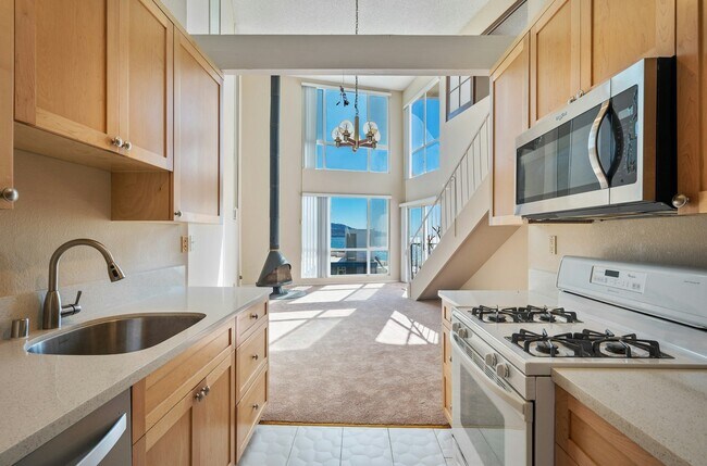 Building Photo - 565 Esplanade