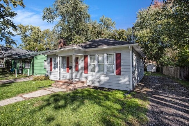 Building Photo - $1395- 2 Bedroom home, Renovated - Ask about our security deposit alternative!