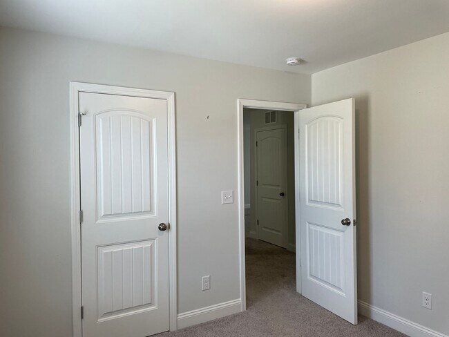Building Photo - Like new home on cul-de-sac lot with 3 bedrooms, loft and 2.5 bathrooms!