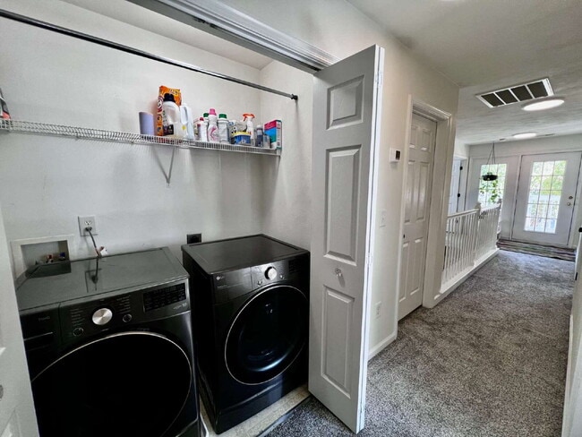 Building Photo - Charming 4 Bedroom home Near Virginia Beach Oceanfront!