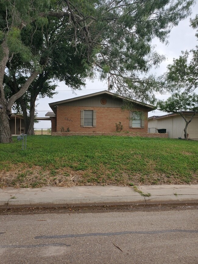 Building Photo - 2301 N Parkwood Dr