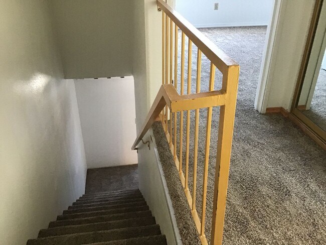 Building Photo - 2 Bedroom Reno Condo in Gated Community...
