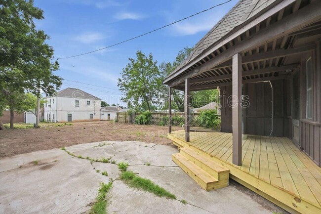 Building Photo - 1109 S Ellison Ave