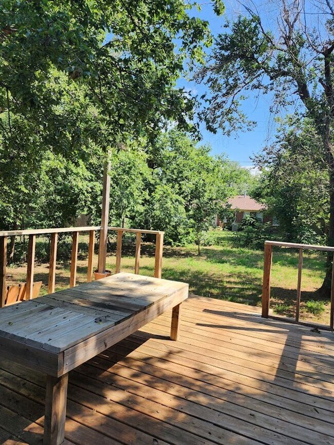 Building Photo - 2 Bed 1 Bath Plus Bonus Living/Office Cottage Style Home-The Village NW OKC