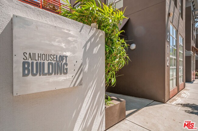 Building Photo - 212 Marine St