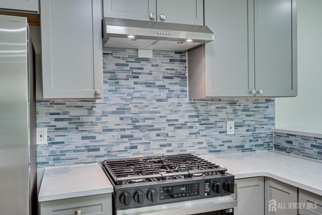 Building Photo - 6 Woodbury Rd