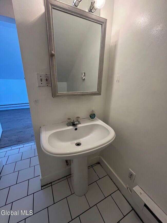 Building Photo - 154 Spring St