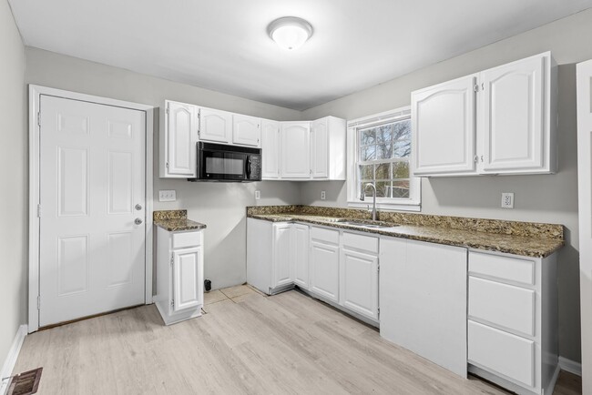 Building Photo - Beautifully Renovated 3 Bedroom 2 Bath Hom...