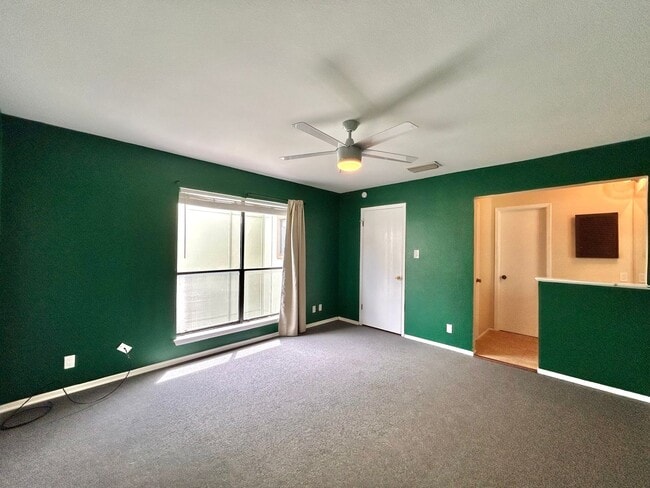 Building Photo - Beautiful 3BR/2BA Two-Level Home with Tall...
