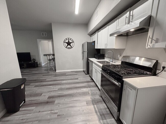 Building Photo - 4 Bed / 2 Bath in West Campus – Bring Your Roommates