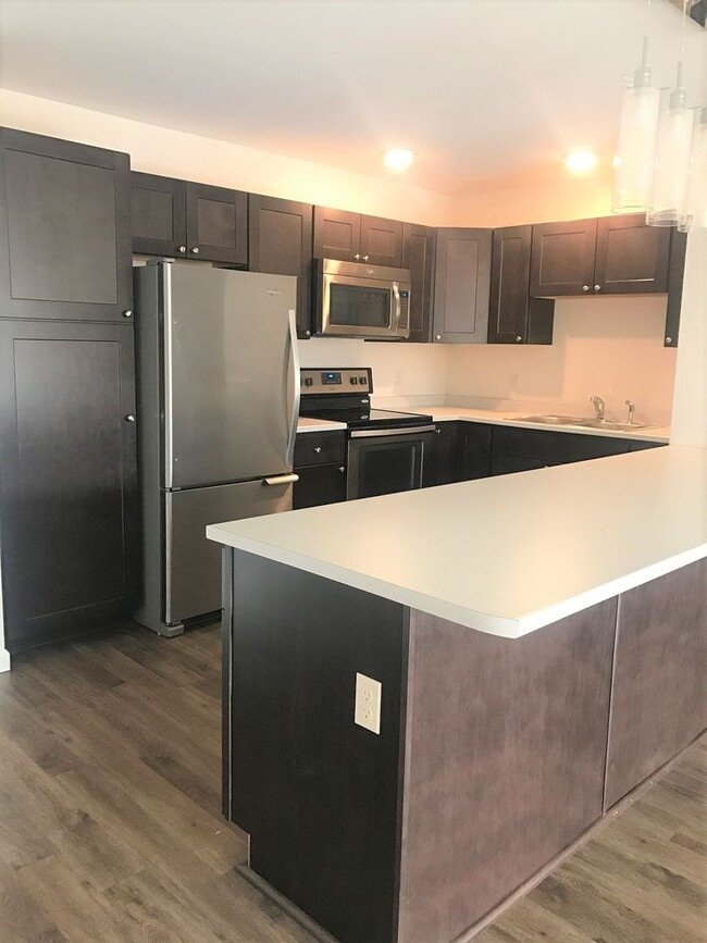 Building Photo - Top Floor Corner 2 Bedroom with Wooded View