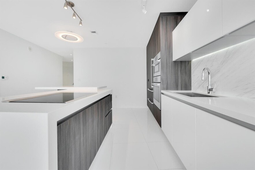 Building Photo - 851 NE 1st Ave