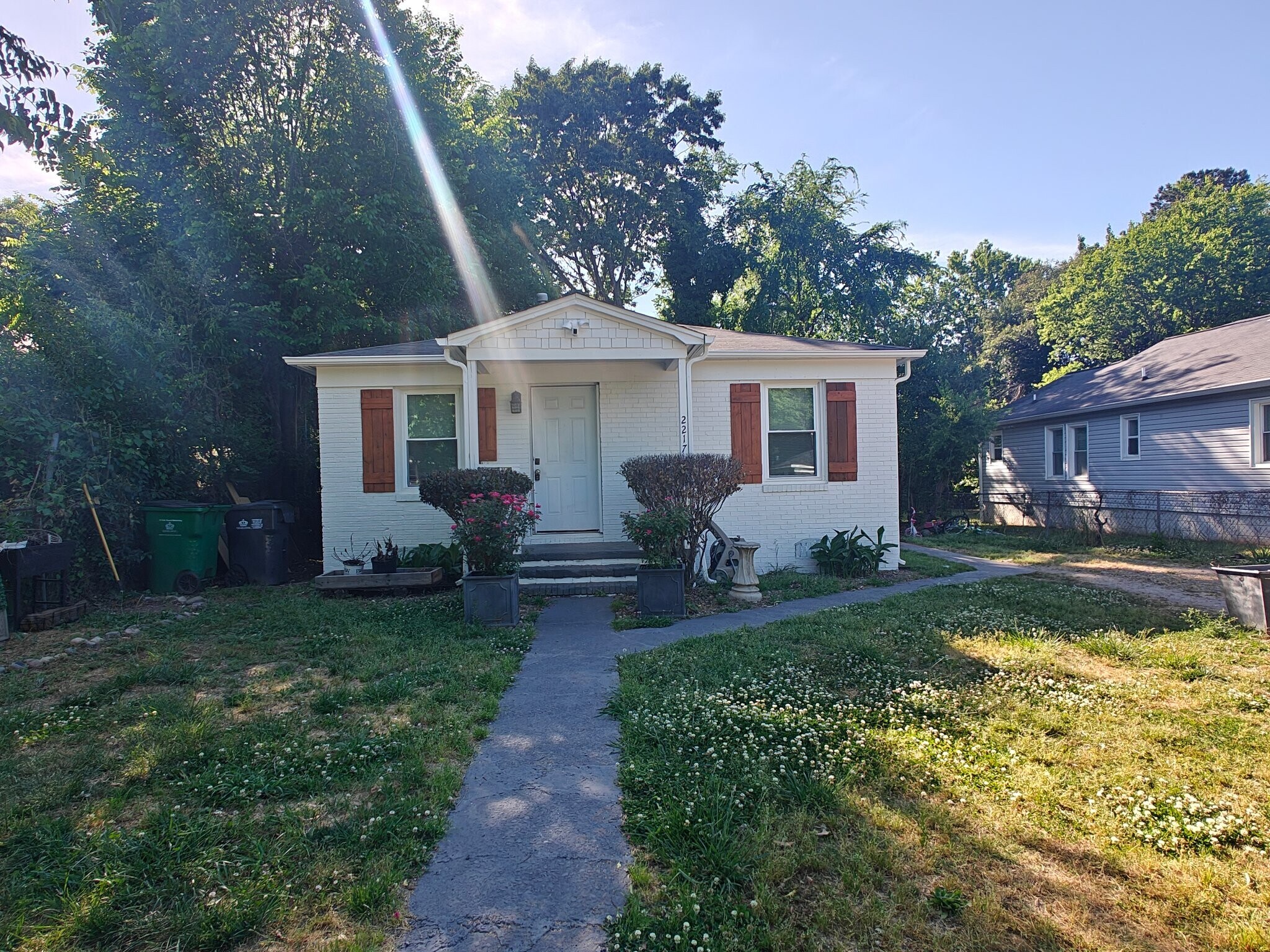 Building Photo - 2217 Custer St