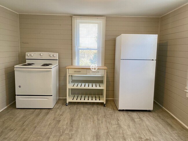 Building Photo - Remodeled 2 bedroom / 1 bathroom home available now!