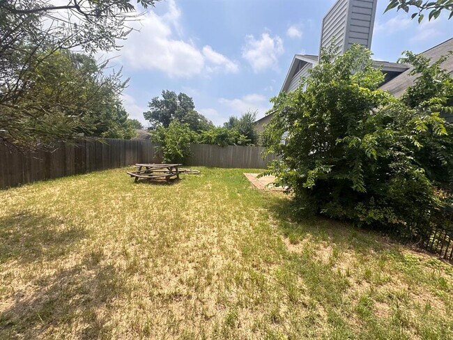 Building Photo - 300 Oakcrest Dr