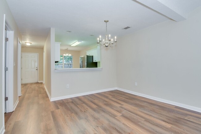 Building Photo - Updated 2 Bed 2 Bath Townhouse!