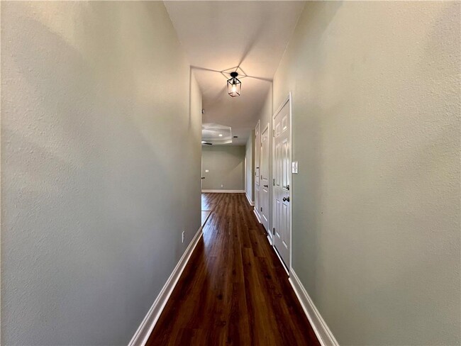 Building Photo - 9923 Summer Woods Cir N