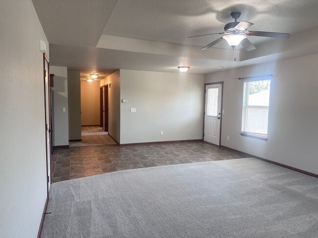 Building Photo - 108 SE Rose Garden Ln