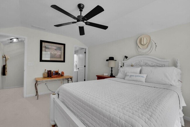 Building Photo - 6760 Waveland Dr