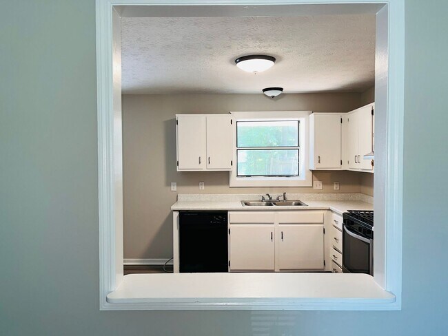 Building Photo - Location, location, location! Renovated townhome near Downtown Douglasville! Must See!