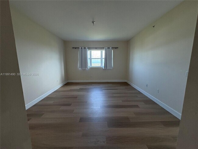 Building Photo - 15051 Royal Oaks Ln