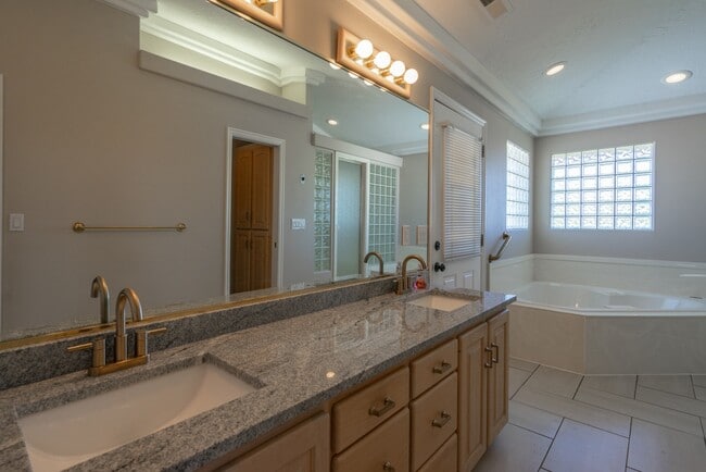Building Photo - Spacious 6 Bedroom Home with a Balcony!